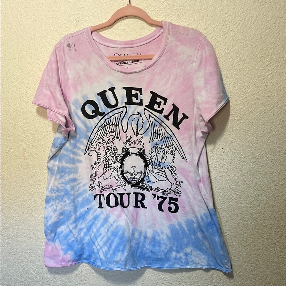Queen Women's Pink and Blue Graphic Tee Relaxed Fit. Good Condition.